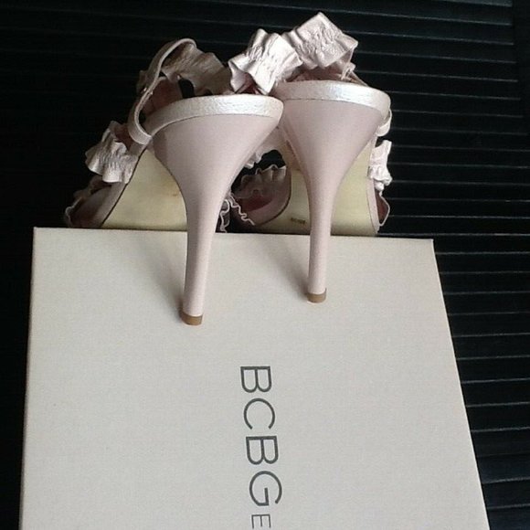 new Sz 9 BCBG Generation PELHAM Ruffled Leather Sandals - Picture 2 of 9